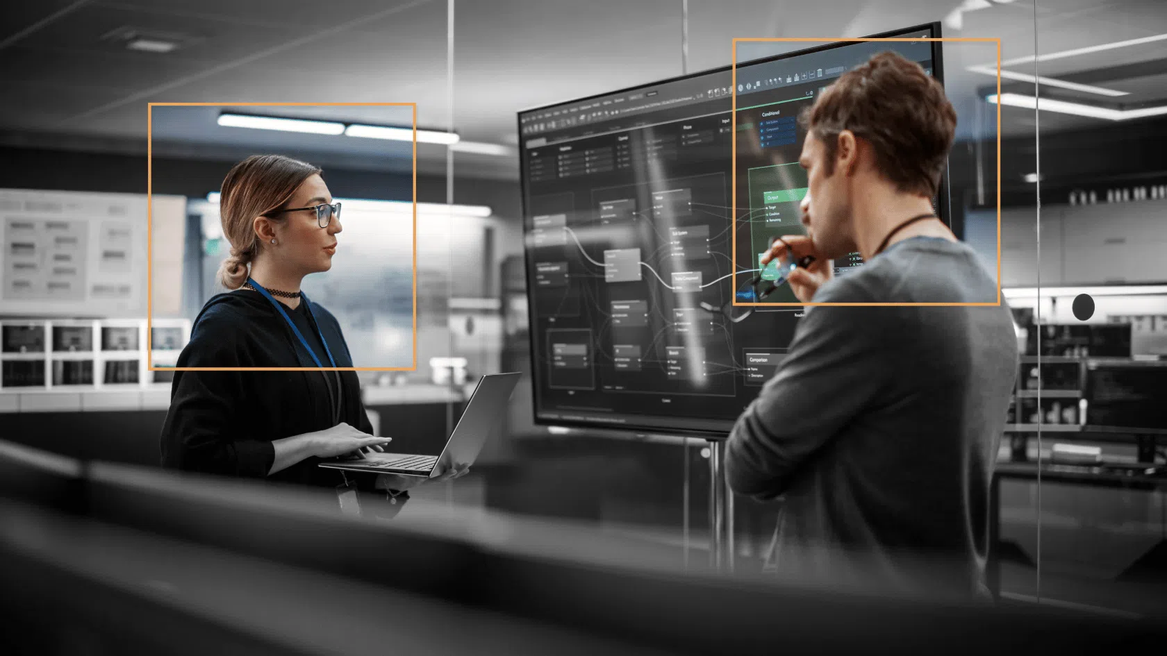 Professionelles Team diskutiert KI Arbeitswelt Strategien in modernem Büro mit digitalen Technologien